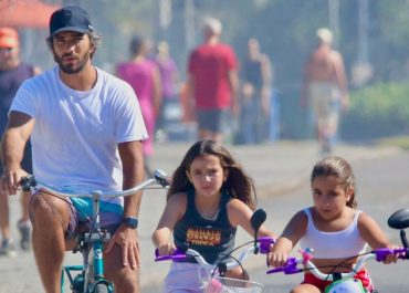 Hugo Moura passeia de bicicleta com a filha no Rio.