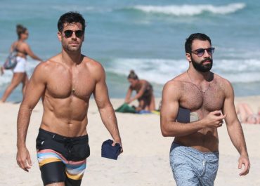 Marcos Pitombo beija namorado em dia romântico de praia.