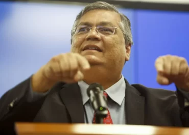 Dino demite PF que cobrava propina para proteger empresários